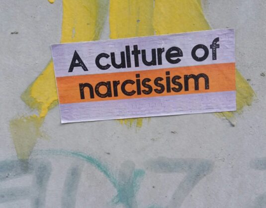 Blogbeitrag: Selbstlosigkeit vs. Selbstsucht – Von Narzissmus und Echoismus im Arbeitsalltag