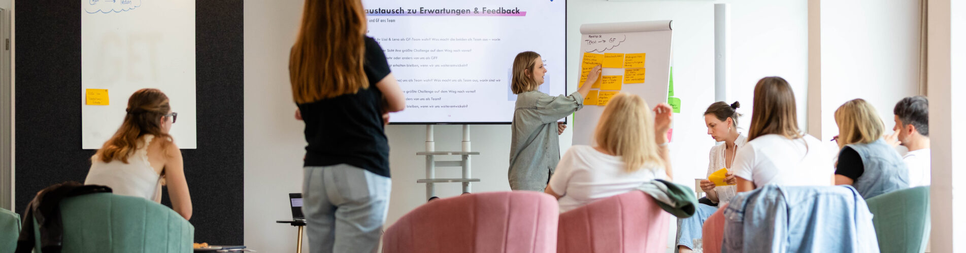 Trainings für Führungskräfte und Mitarbeitende Trainings für Führungskräfte und Mitarbeitende